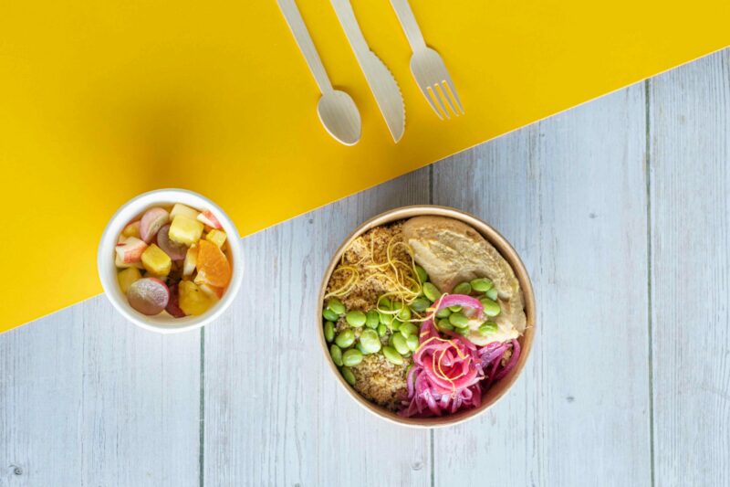 Lunchbox Salade de crudités, houmous, fèves et pickles d’oignons rouges