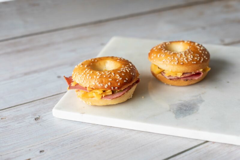 20 Mini bagels pastrami, cheddar et relish