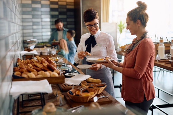 Composition d'un buffet petit déjeuner avec pains, croissants et viennoiseries servis dans des paniers en osier
