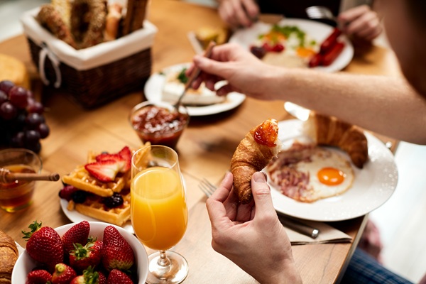 Organiser un brunch de mariage petit budget : quantités et idées pratiques pour 50 personnes